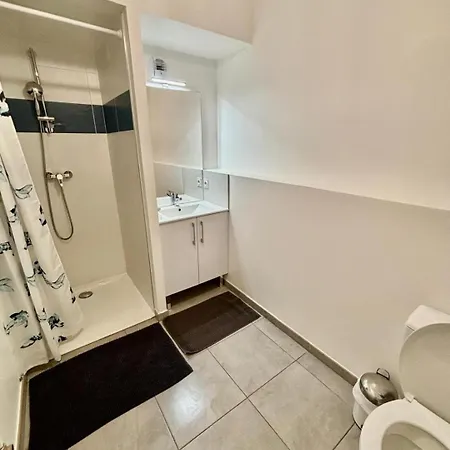 Neuf, Metro, Protegee Apartment *